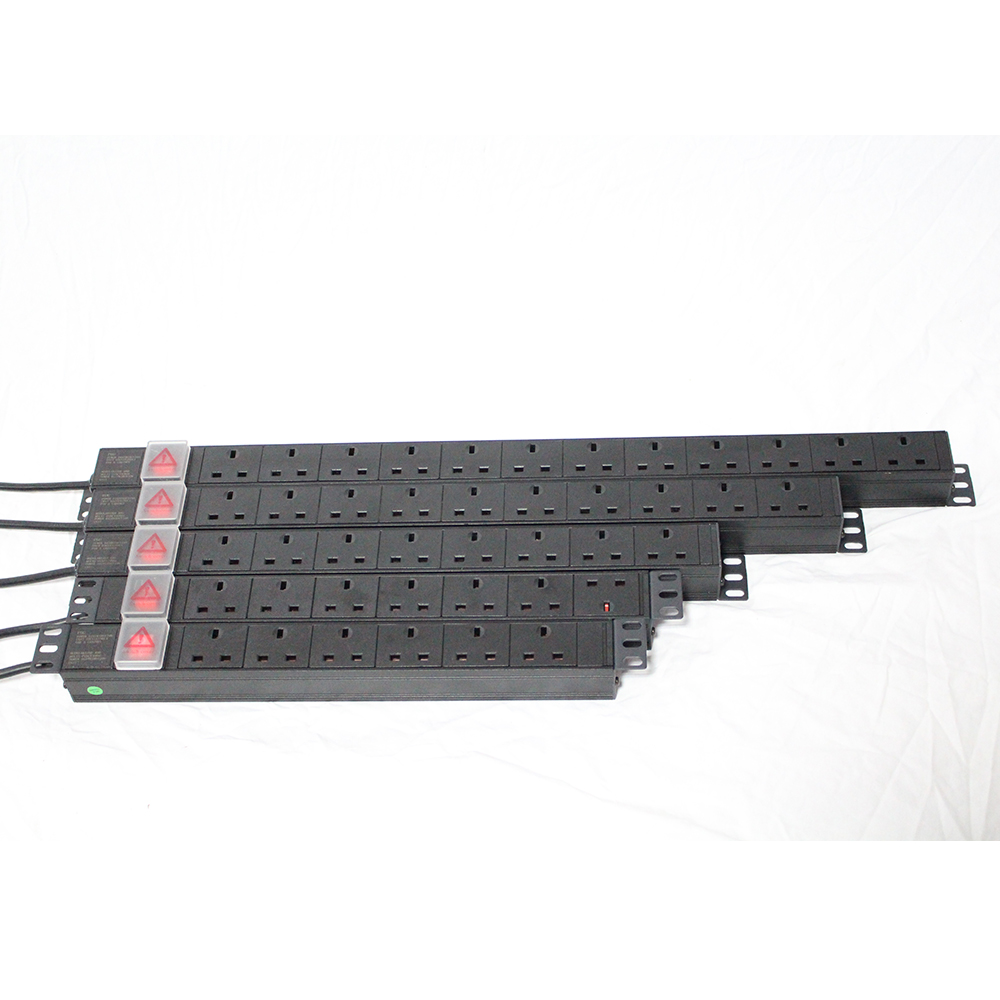 PDU in alluminio commutato UK a 6 vie montabile su rack 1U