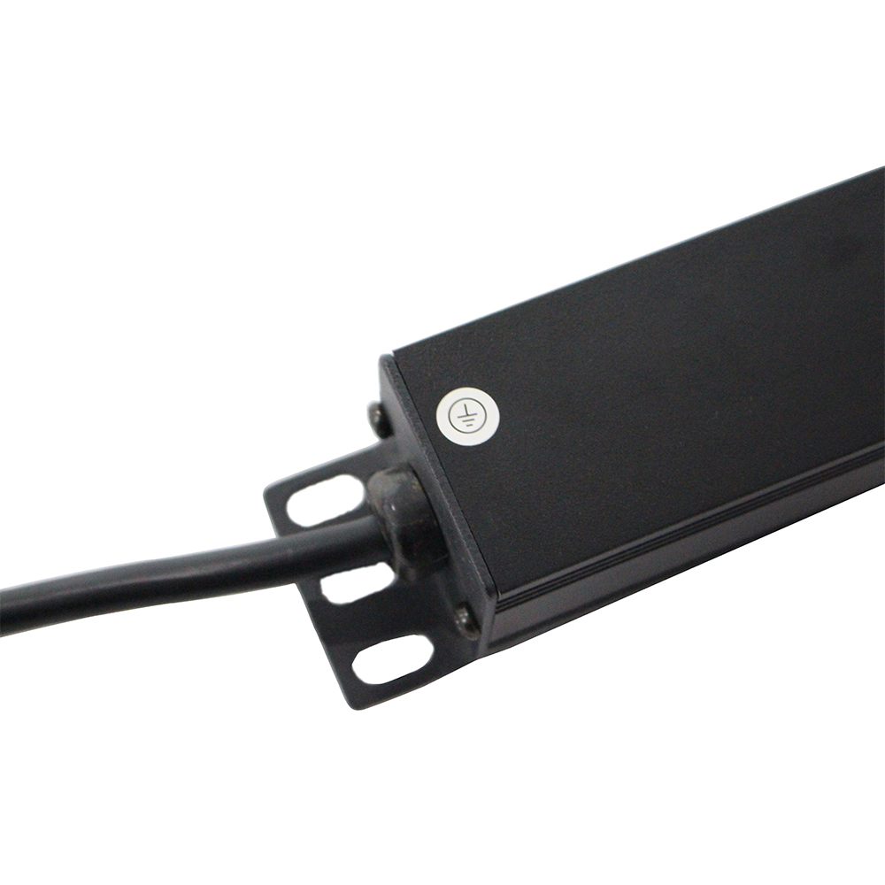 PDU in alluminio commutato UK a 6 vie montabile su rack 1U